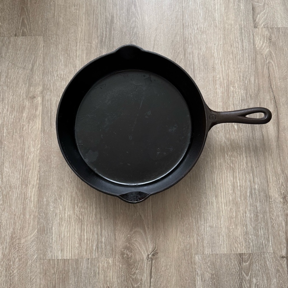 Griswold Cast Iron Skillet #9 Erie PA 1946-1952